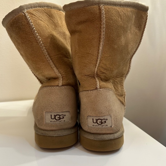 Ugg Classic Short Boot - Picture 3 of 8